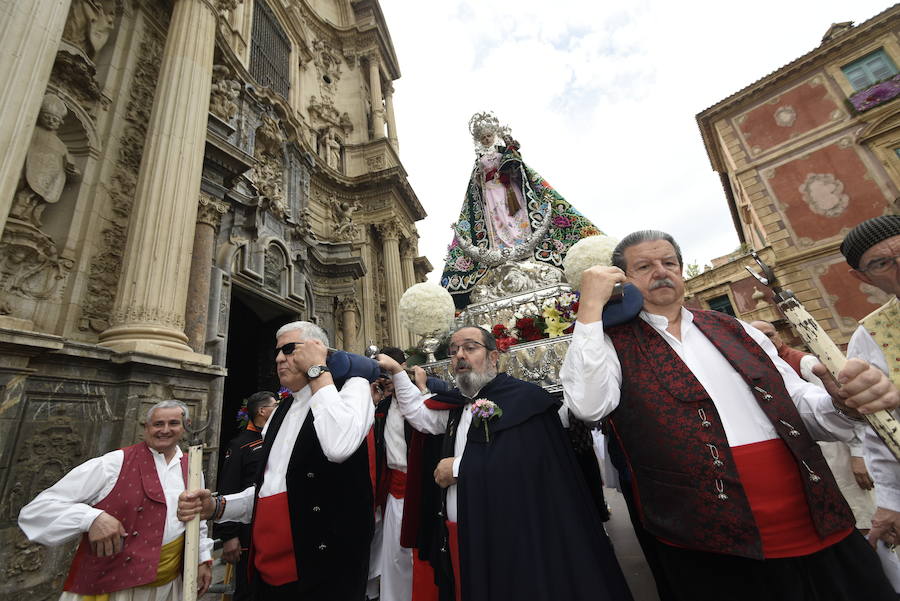 Los huertanos abarrotan la plaza belluga en su tradicional cita matinal con la Patrona de Murcia, que recorrió posteriormente en procesión las principales calles del centro urbano