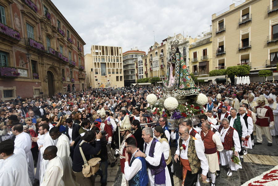 Los huertanos abarrotan la plaza belluga en su tradicional cita matinal con la Patrona de Murcia, que recorrió posteriormente en procesión las principales calles del centro urbano