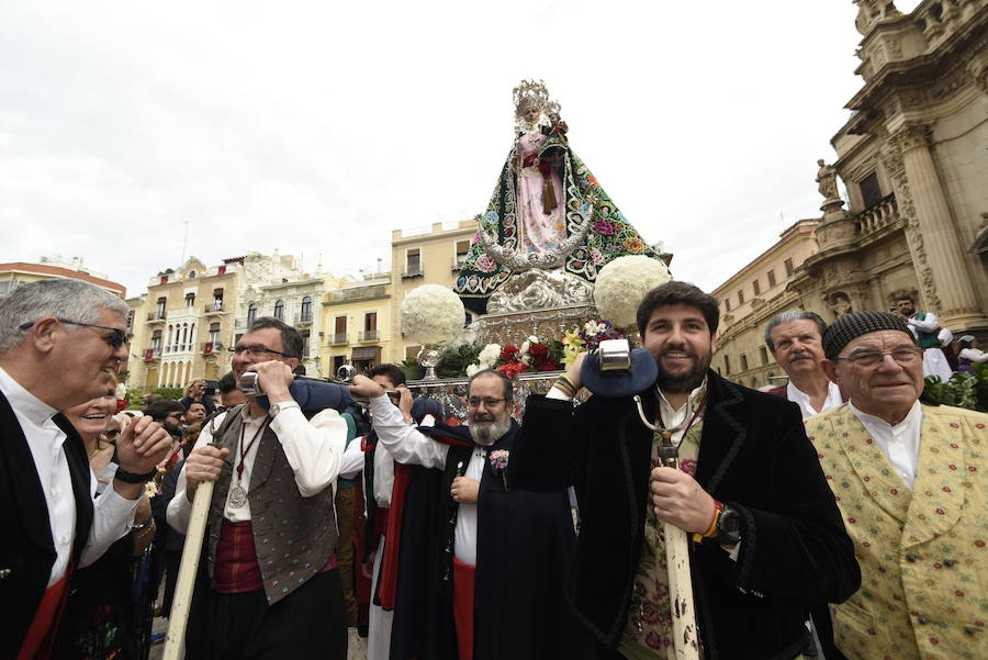 Los huertanos abarrotan la plaza belluga en su tradicional cita matinal con la Patrona de Murcia, que recorrió posteriormente en procesión las principales calles del centro urbano