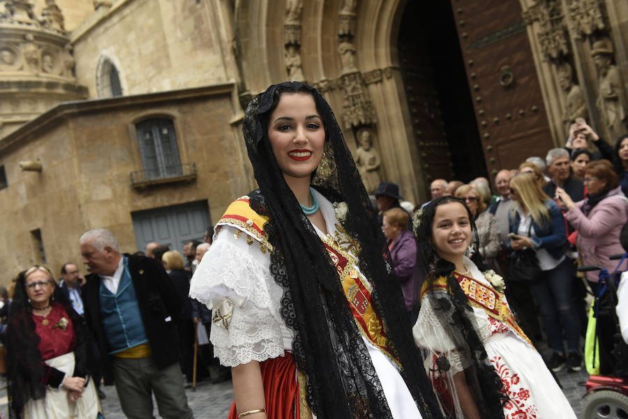 Los huertanos abarrotan la plaza belluga en su tradicional cita matinal con la Patrona de Murcia, que recorrió posteriormente en procesión las principales calles del centro urbano