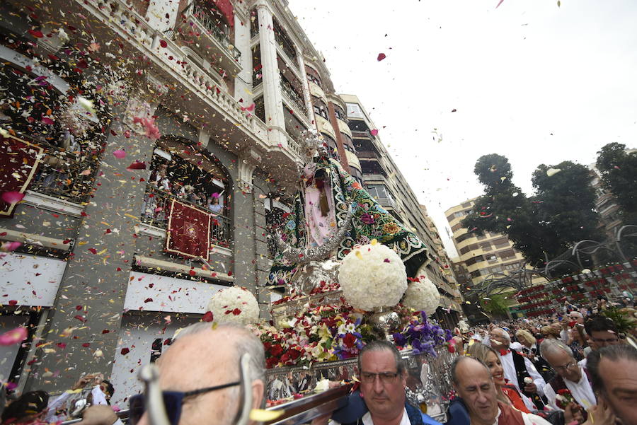 Los huertanos abarrotan la plaza belluga en su tradicional cita matinal con la Patrona de Murcia, que recorrió posteriormente en procesión las principales calles del centro urbano