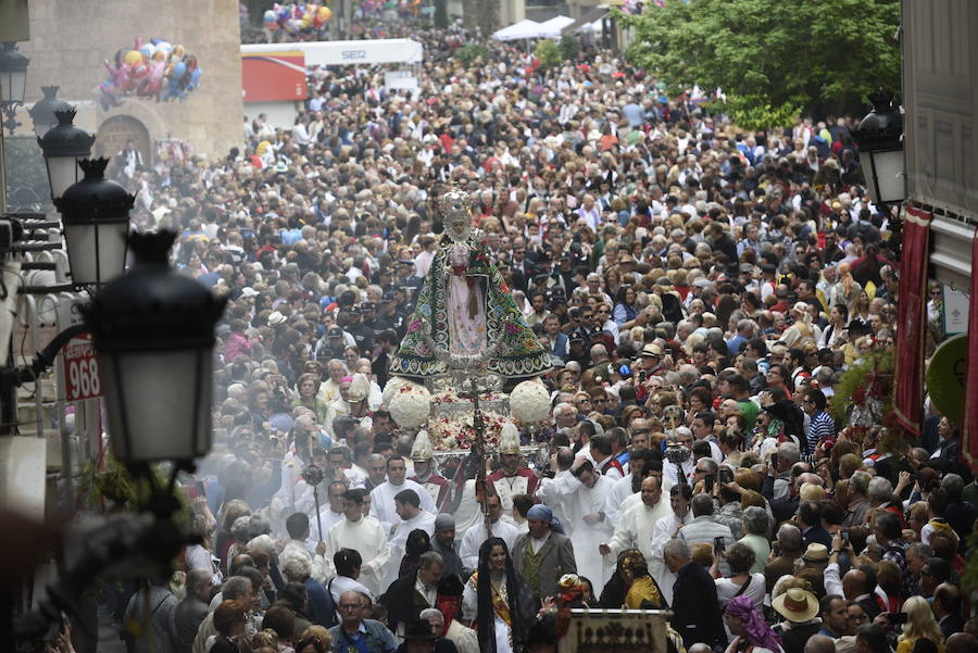 Los huertanos abarrotan la plaza belluga en su tradicional cita matinal con la Patrona de Murcia, que recorrió posteriormente en procesión las principales calles del centro urbano