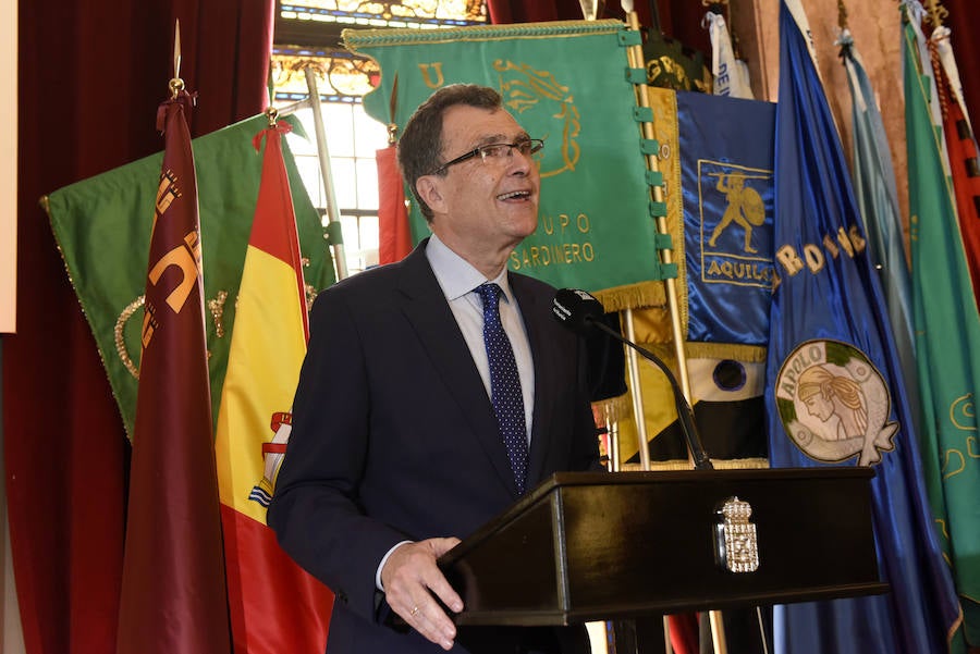 El actor, Gran Pez 2019, y la presentadora Sandra Díez, Doña Sardina, ensalzan el espíritu sardinero durante su presentación como caras visibles del Entierro de este año