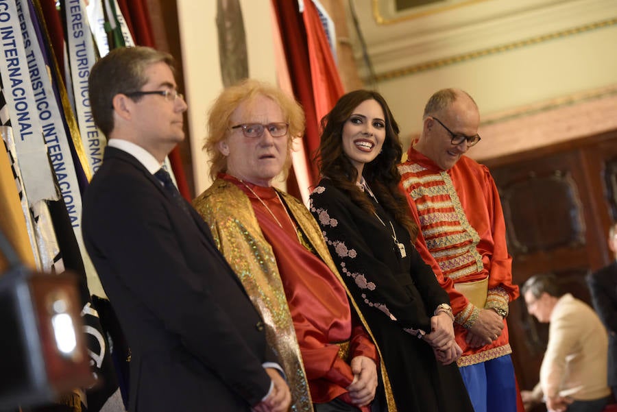El actor, Gran Pez 2019, y la presentadora Sandra Díez, Doña Sardina, ensalzan el espíritu sardinero durante su presentación como caras visibles del Entierro de este año