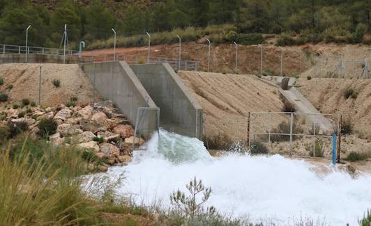 El agua del Talave sale del túnel y se dirige al embalse del Cenajo a través de la rambla del Algarrobo, el pasado lunes.
