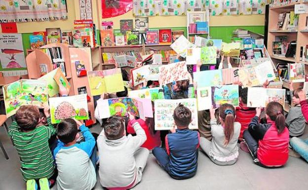 Niños del colegio Villaespesa con sus libros.
