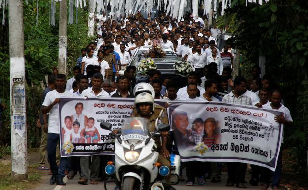 Imagen principal - Sepelio por los atentados cometidos el Domingo de Resurrección en Sri Lanka.