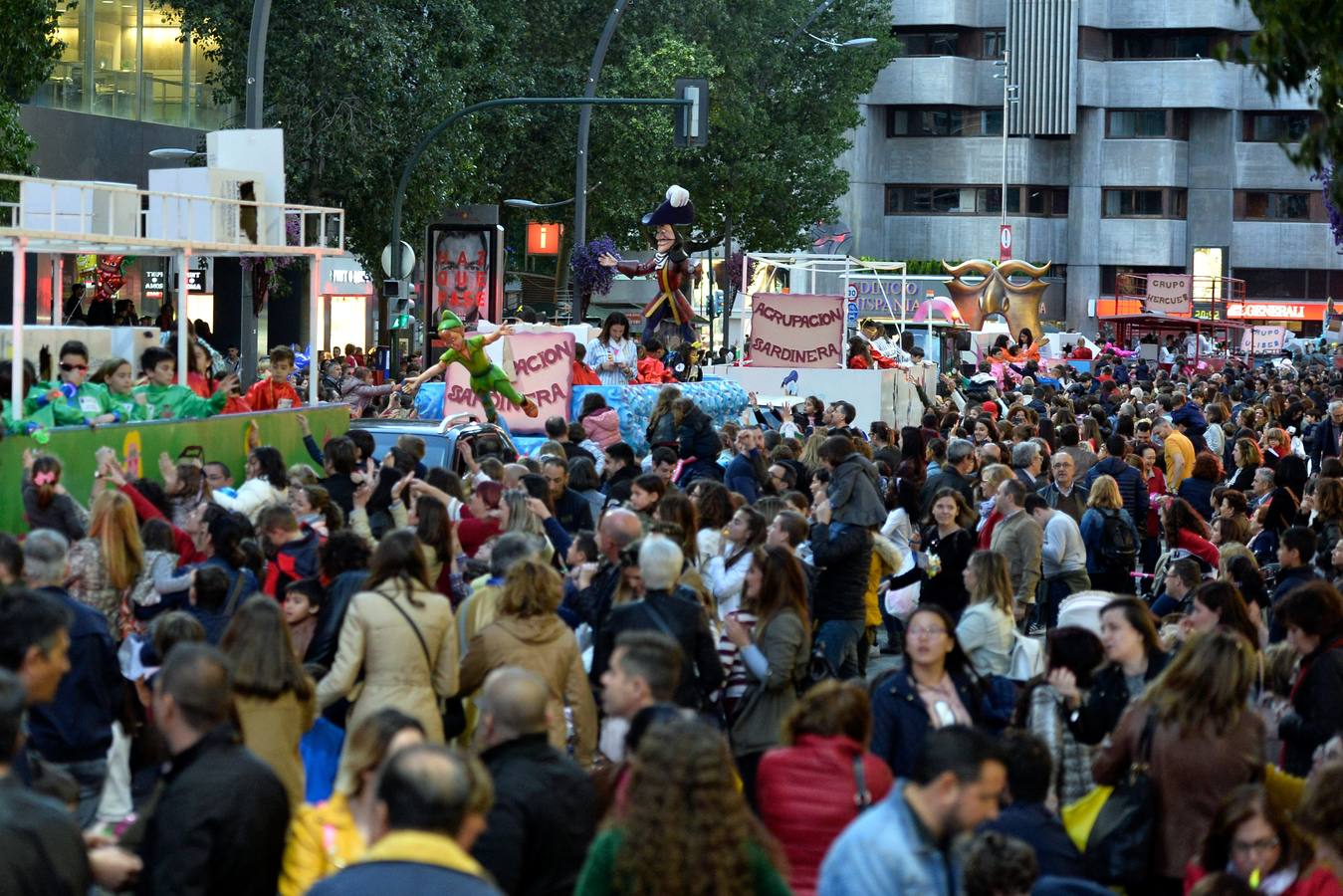 Más de 300 niños deleitan al público en el primer desfile de los sardineros protagonizado por escolares