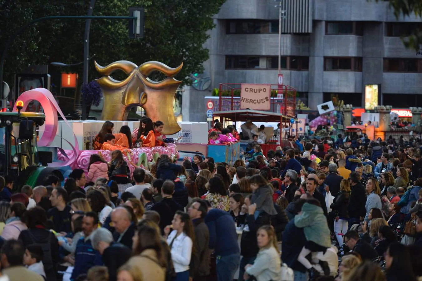 Más de 300 niños deleitan al público en el primer desfile de los sardineros protagonizado por escolares