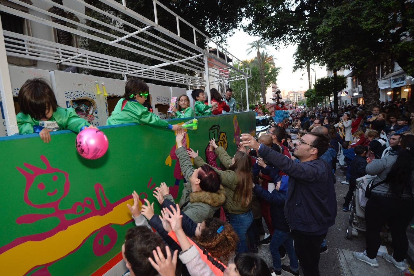 Más de 300 niños deleitan al público en el primer desfile de los sardineros protagonizado por escolares