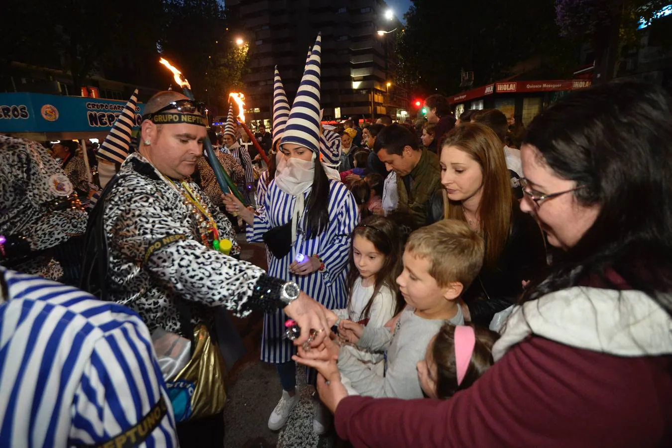 Más de 300 niños deleitan al público en el primer desfile de los sardineros protagonizado por escolares