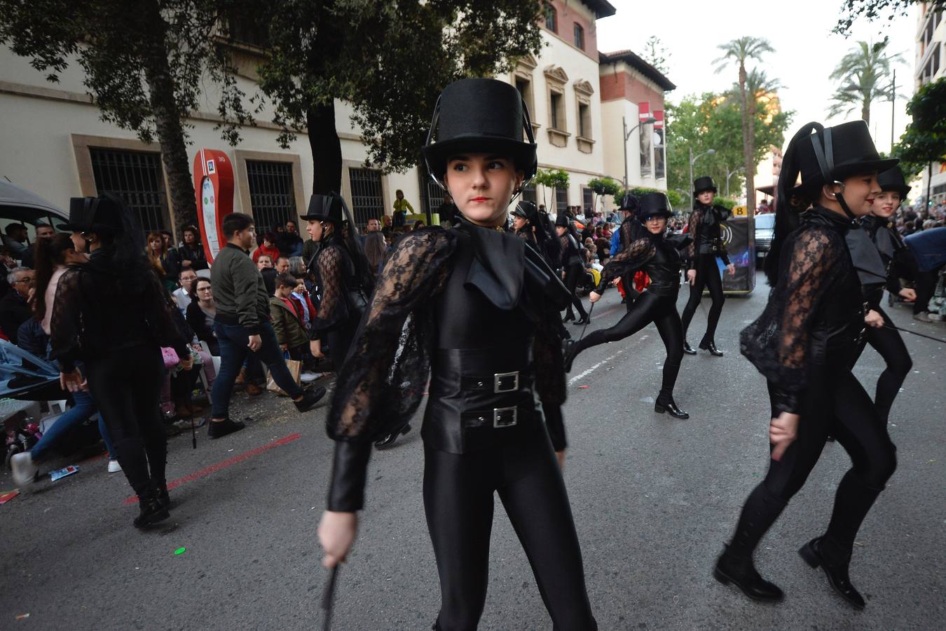 Más de 300 niños deleitan al público en el primer desfile de los sardineros protagonizado por escolares