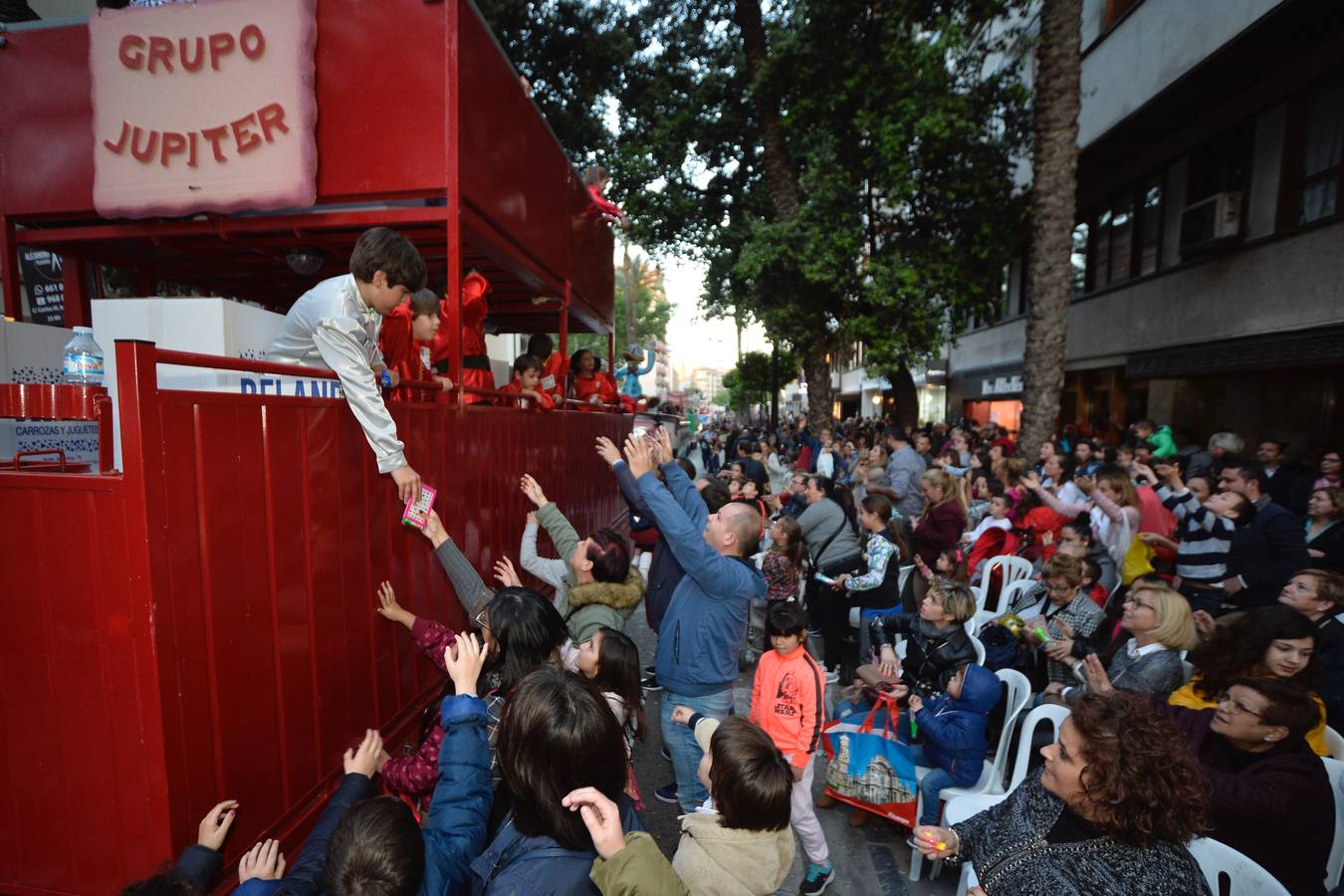 Más de 300 niños deleitan al público en el primer desfile de los sardineros protagonizado por escolares