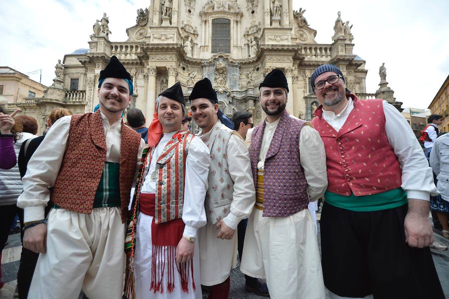 La lluvia no impidió que miles de huertanos tomaran las calles de Murcia en el día grande de las FIestas de Primavera