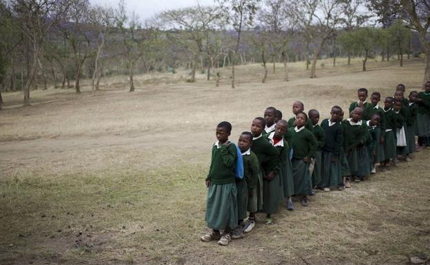 Niños de Tanzania mientras esperna recibir su vacuna contra el sarampión y la rubéola. 