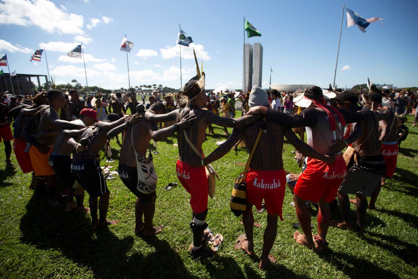 Indios de todo Brasil llegan a Brasilia para participar en la 15ª edición del Campamento Tierra Libre y protestar contra las políticas del presidente brasileño, Jair Bolsonaro. 