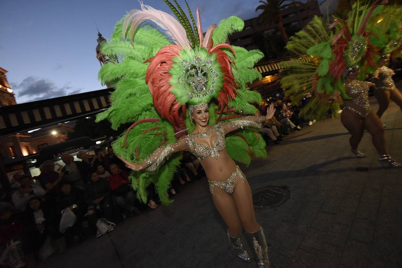 Más de 50 grupos de calle conformaron la cabeza del desfile que dio la bienvenida un año más a la Sardina