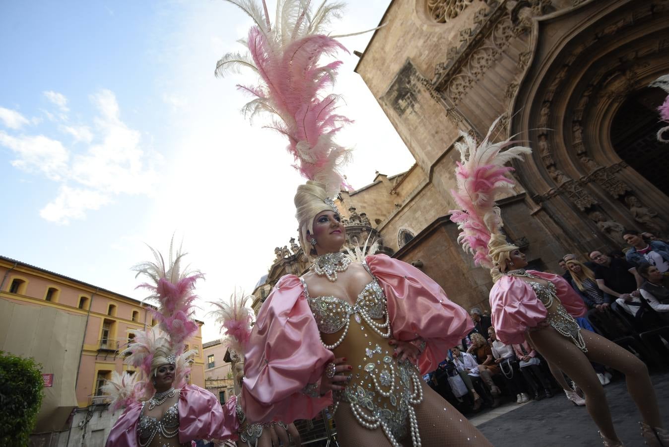 Más de 50 grupos de calle conformaron la cabeza del desfile que dio la bienvenida un año más a la Sardina