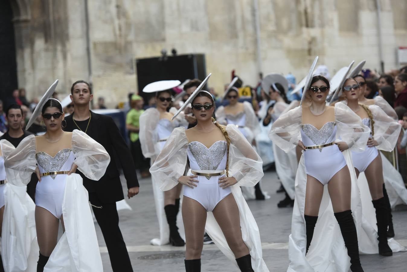 Más de 50 grupos de calle conformaron la cabeza del desfile que dio la bienvenida un año más a la Sardina