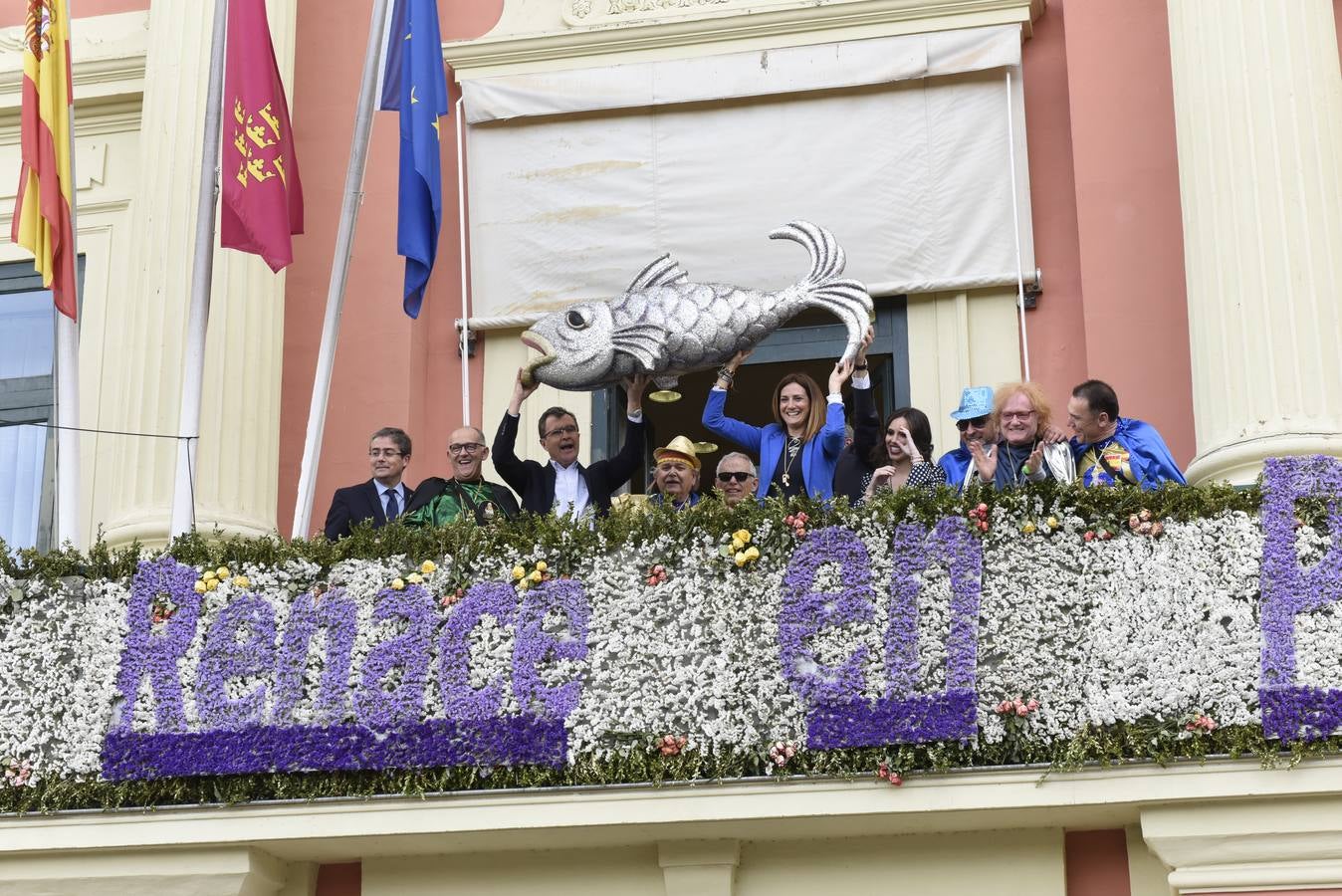 Más de 50 grupos de calle conformaron la cabeza del desfile que dio la bienvenida un año más a la Sardina