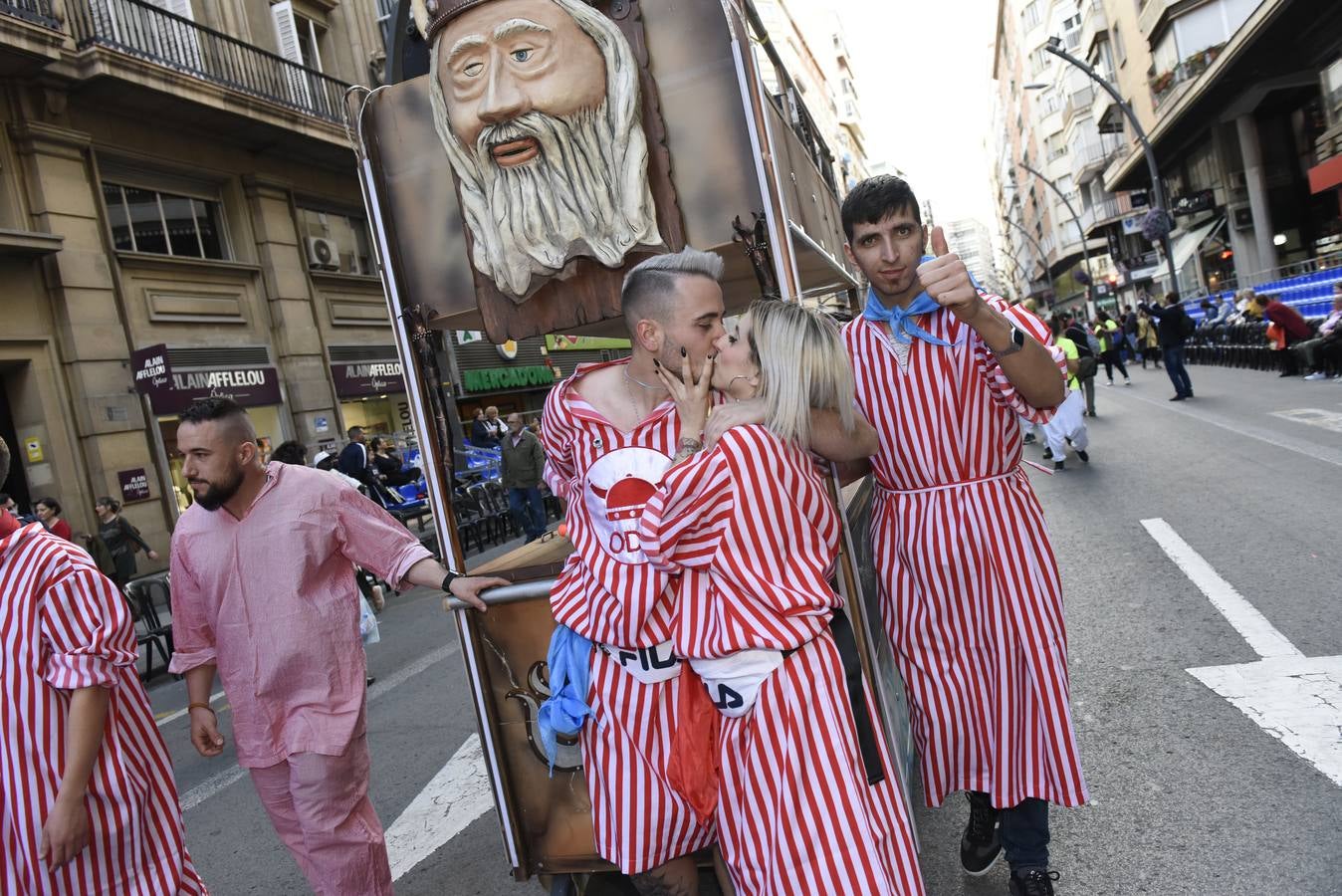 Más de 50 grupos de calle conformaron la cabeza del desfile que dio la bienvenida un año más a la Sardina