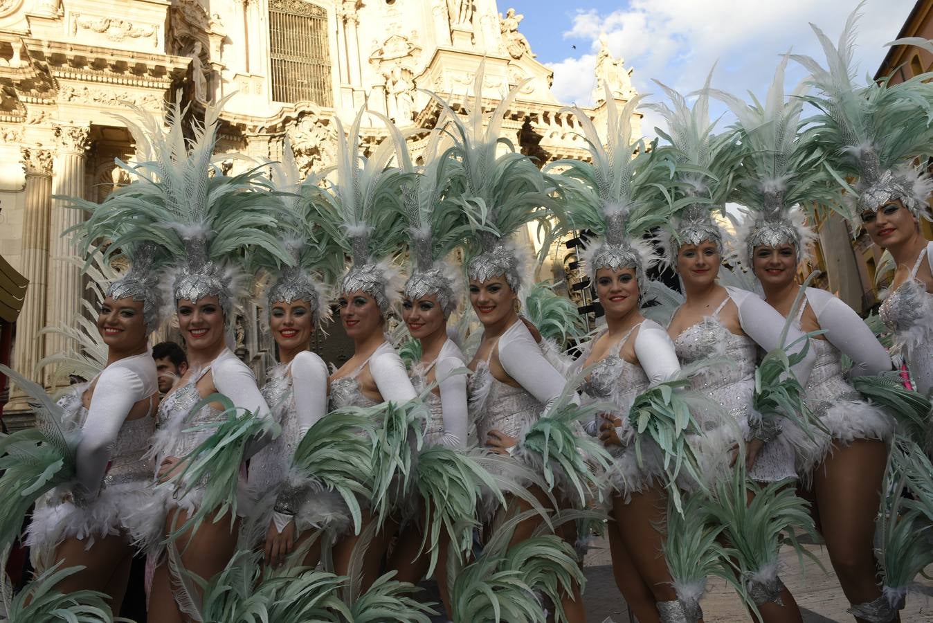 Más de 50 grupos de calle conformaron la cabeza del desfile que dio la bienvenida un año más a la Sardina