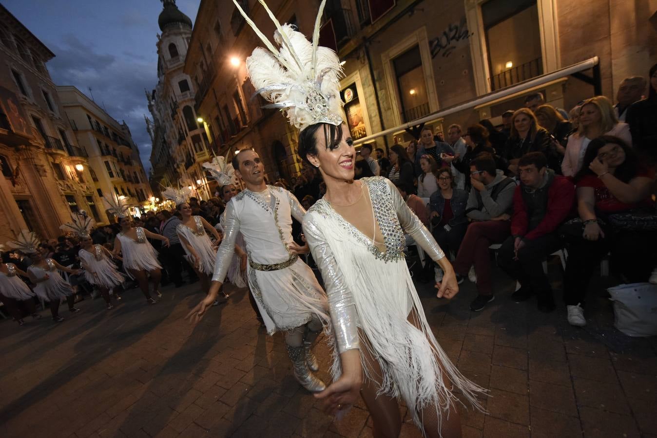 Más de 50 grupos de calle conformaron la cabeza del desfile que dio la bienvenida un año más a la Sardina