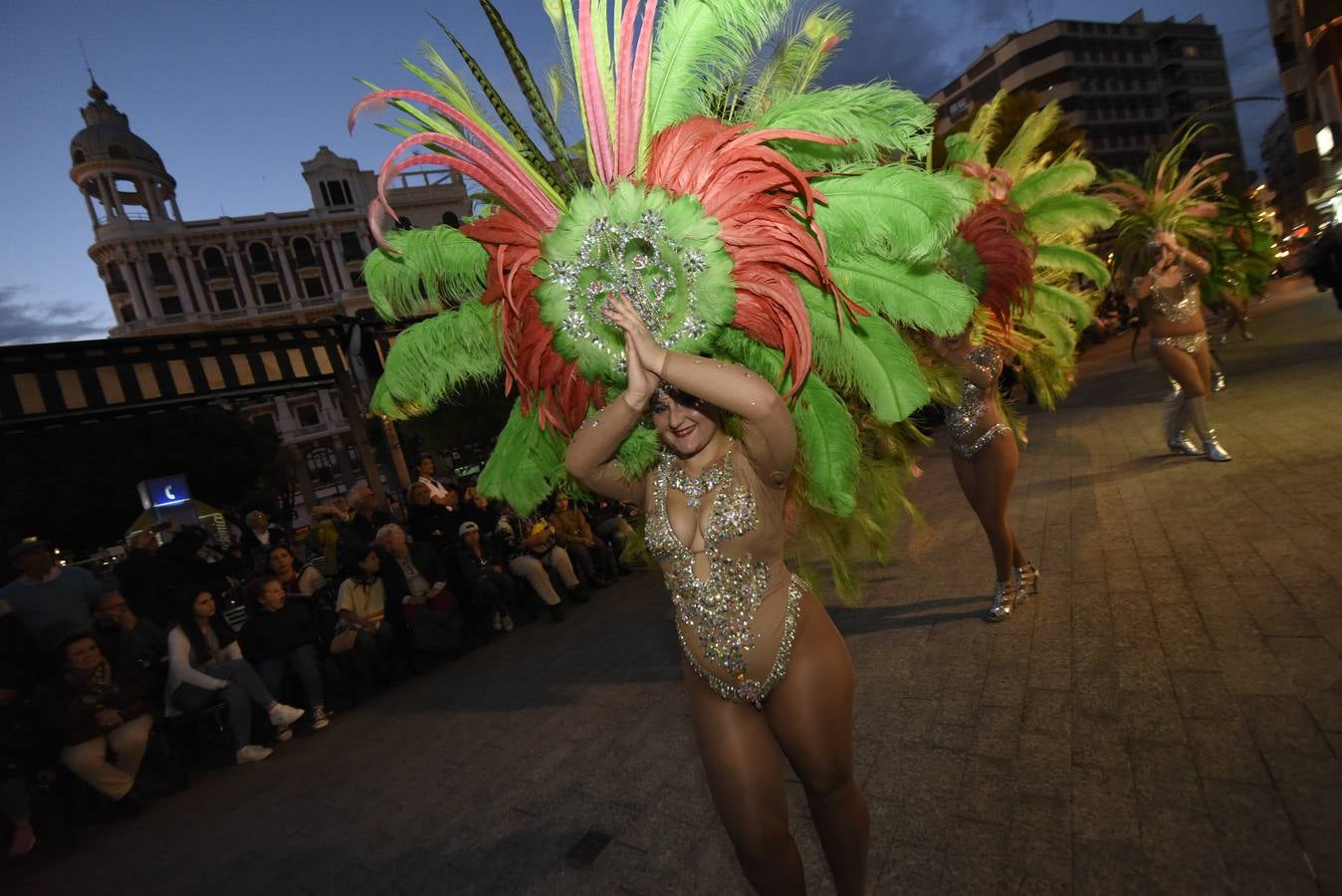 Más de 50 grupos de calle conformaron la cabeza del desfile que dio la bienvenida un año más a la Sardina