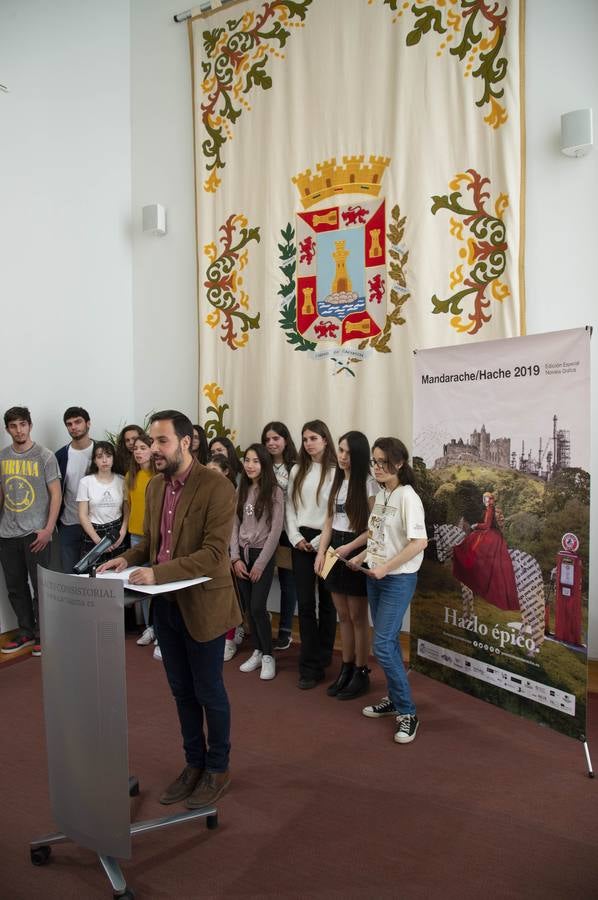 Casi cuatro mil jóvenes de entre 15 y 30 años eligieron a Paco Roca ganador del Premio Mandarache por su novela gráfica 'Los surcos del azar' y cerca de dos mil concedieron el Hache a Fernando Lalana por su obra 'El comando Gorki', en unas votaciones cuyo resultado fue dado a conocer este viernes en el Palacio Consistorial de Cartagena