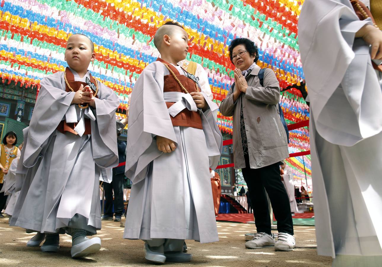 Varios niños reciben un drástico corte de pelo durante una ceremonia en la que menores surcoreanos se convierten en monjes budistas, en el templo Jogyesa de Seúl (Corea del Sur). Los monjes acogen a los niños en el templo durante 21 días para enseñarles los fundamentos de la religión budista.