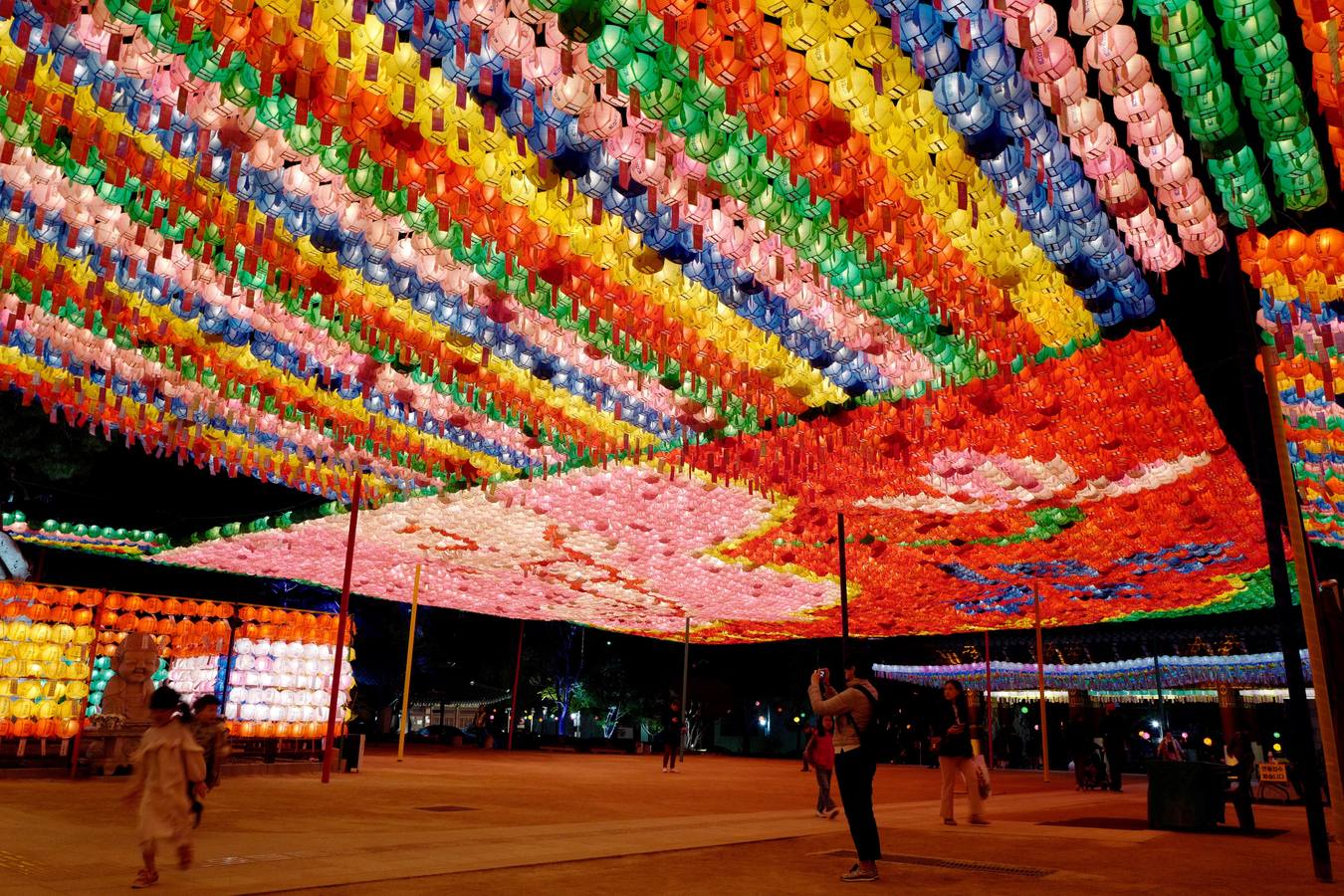 Varios niños reciben un drástico corte de pelo durante una ceremonia en la que menores surcoreanos se convierten en monjes budistas, en el templo Jogyesa de Seúl (Corea del Sur). Los monjes acogen a los niños en el templo durante 21 días para enseñarles los fundamentos de la religión budista.