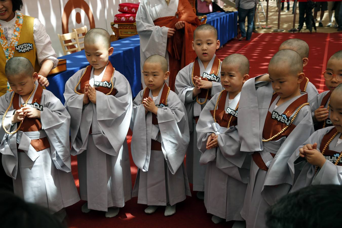 Varios niños reciben un drástico corte de pelo durante una ceremonia en la que menores surcoreanos se convierten en monjes budistas, en el templo Jogyesa de Seúl (Corea del Sur). Los monjes acogen a los niños en el templo durante 21 días para enseñarles los fundamentos de la religión budista.