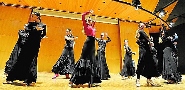 Los bailarines de la compañía, ensayando antes del estreno. 