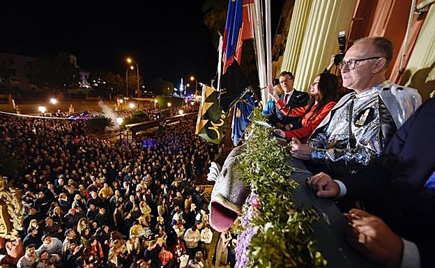 La periodista murciana Sandra Díez pronuncia su testamento desde el balcón del Ayuntamiento.
