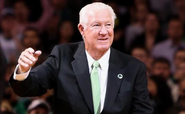 John Havlicek, durante un acto de homenaje que le brindaron los Celtics. 