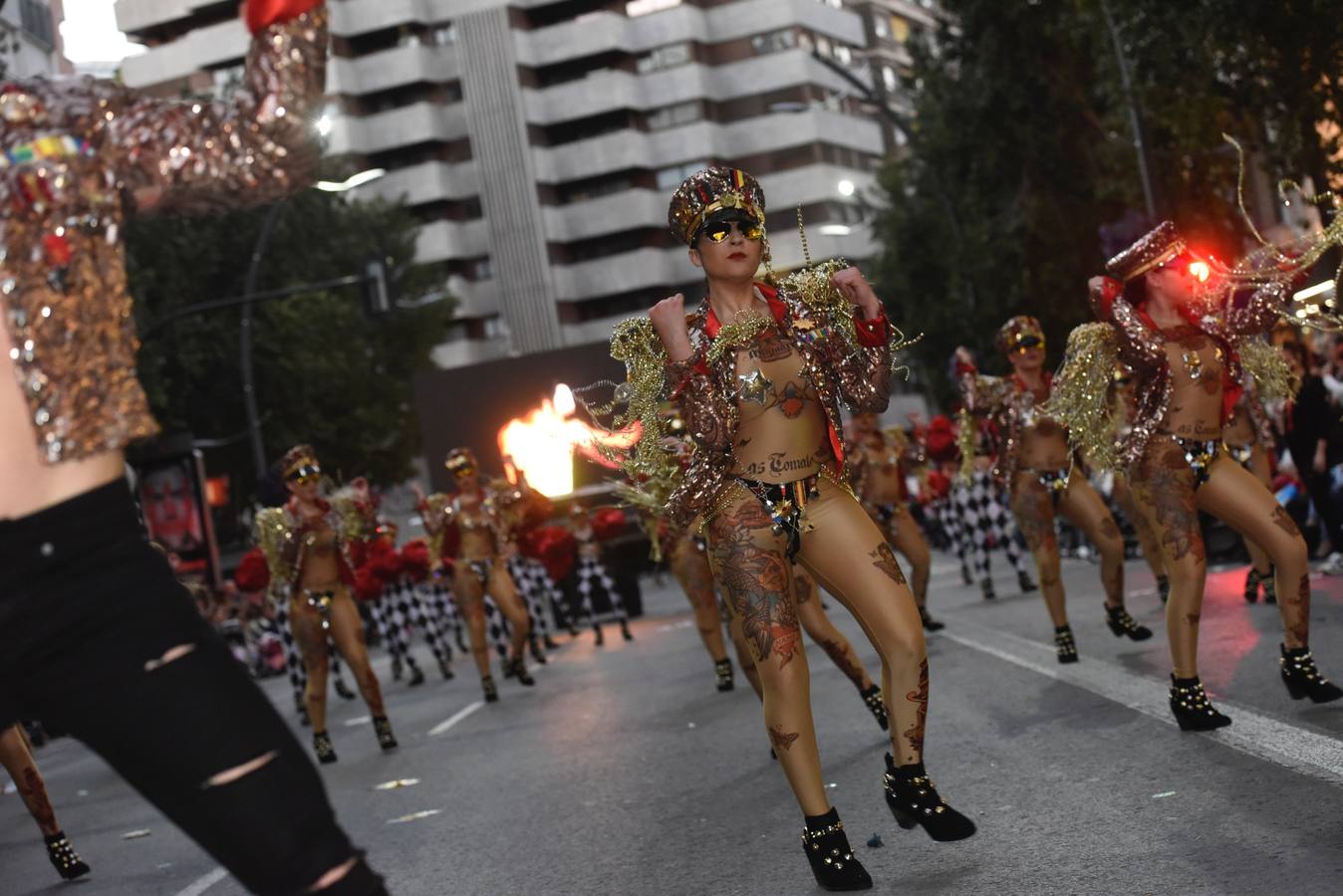 La previa a la lectura del Testamento de la Sardina vino marcada por un desfile en el que participaron una treintena de grupos de teatro de animación y una decena de carrozas que partieron de la avenida Gutiérrez Mellado hasta llegar a La Glorieta