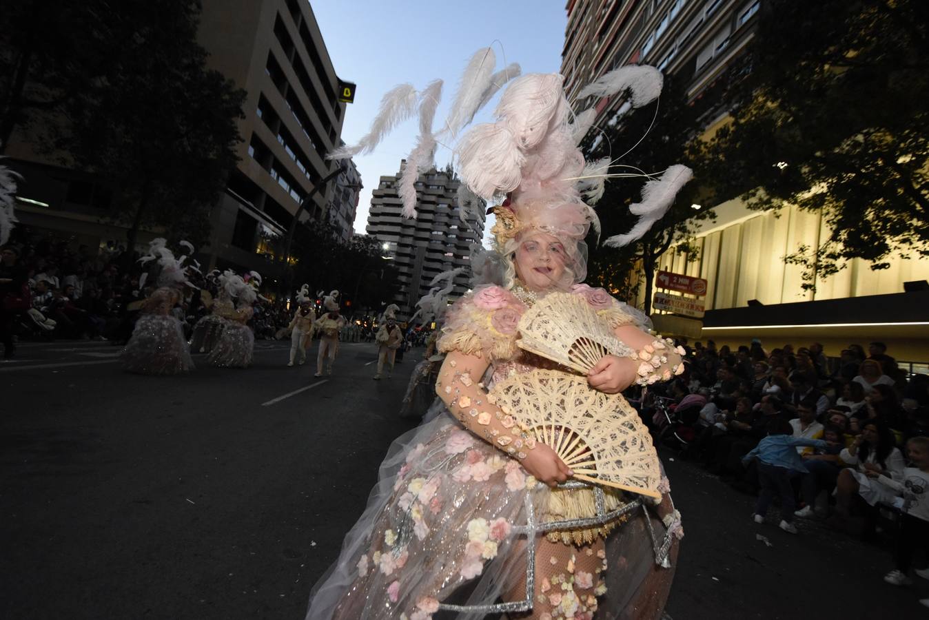 La previa a la lectura del Testamento de la Sardina vino marcada por un desfile en el que participaron una treintena de grupos de teatro de animación y una decena de carrozas que partieron de la avenida Gutiérrez Mellado hasta llegar a La Glorieta