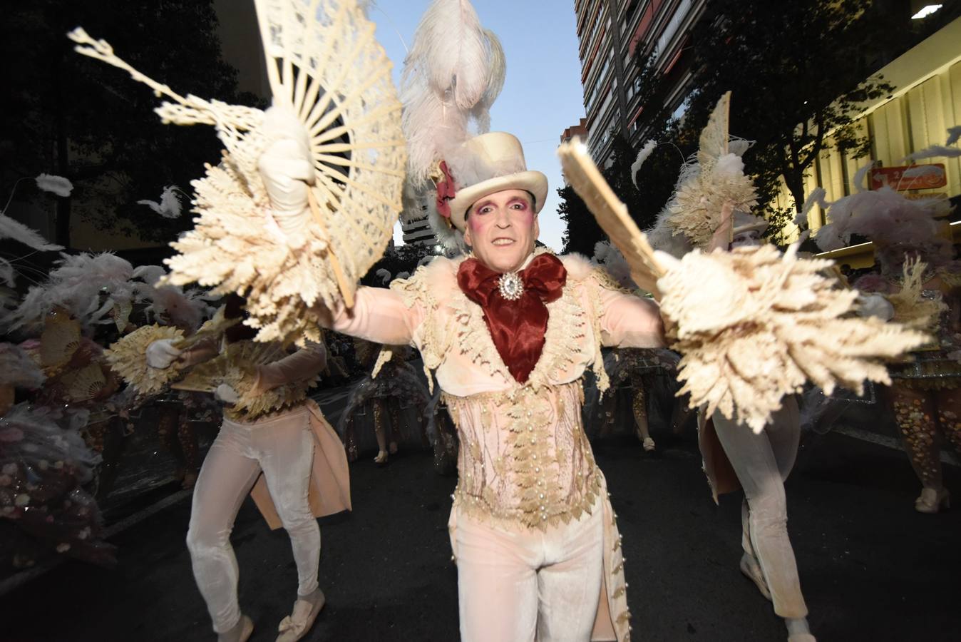 La previa a la lectura del Testamento de la Sardina vino marcada por un desfile en el que participaron una treintena de grupos de teatro de animación y una decena de carrozas que partieron de la avenida Gutiérrez Mellado hasta llegar a La Glorieta