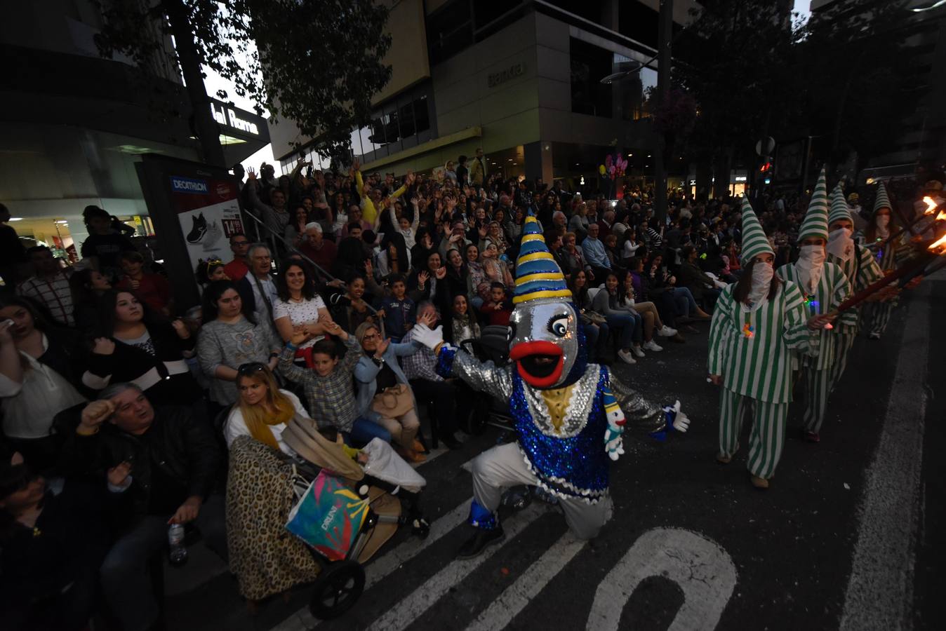 La previa a la lectura del Testamento de la Sardina vino marcada por un desfile en el que participaron una treintena de grupos de teatro de animación y una decena de carrozas que partieron de la avenida Gutiérrez Mellado hasta llegar a La Glorieta