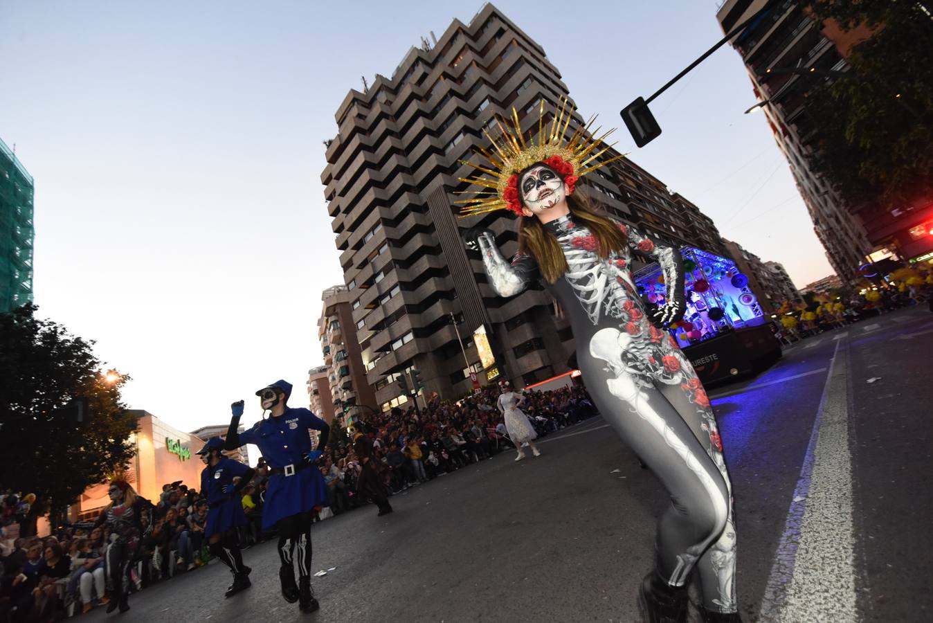 La previa a la lectura del Testamento de la Sardina vino marcada por un desfile en el que participaron una treintena de grupos de teatro de animación y una decena de carrozas que partieron de la avenida Gutiérrez Mellado hasta llegar a La Glorieta