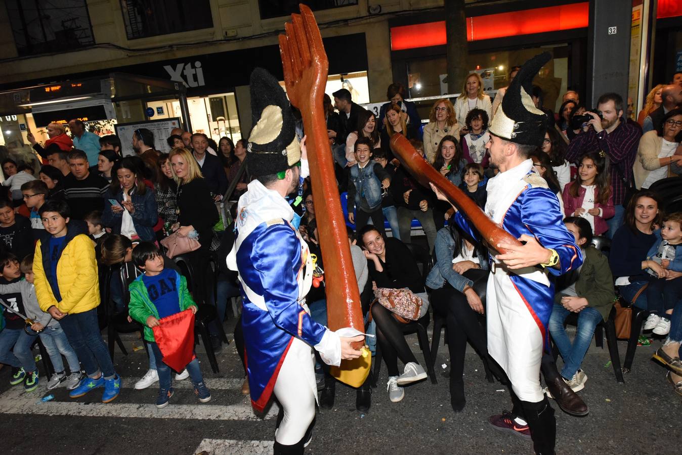 La previa a la lectura del Testamento de la Sardina vino marcada por un desfile en el que participaron una treintena de grupos de teatro de animación y una decena de carrozas que partieron de la avenida Gutiérrez Mellado hasta llegar a La Glorieta