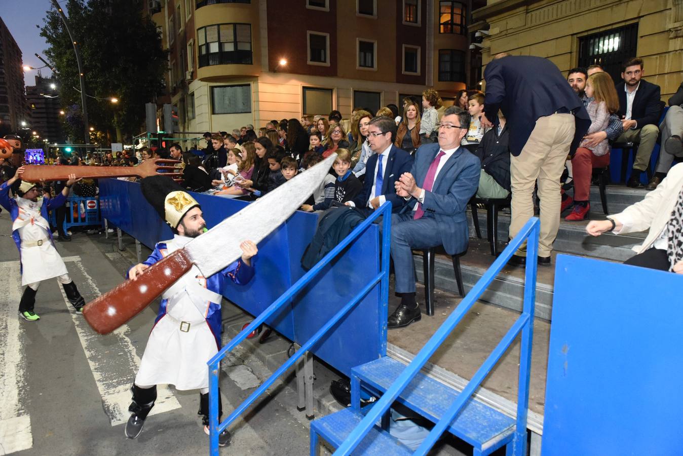 La previa a la lectura del Testamento de la Sardina vino marcada por un desfile en el que participaron una treintena de grupos de teatro de animación y una decena de carrozas que partieron de la avenida Gutiérrez Mellado hasta llegar a La Glorieta