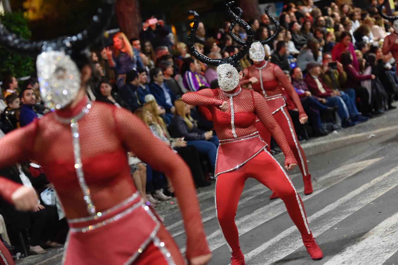 La previa a la lectura del Testamento de la Sardina vino marcada por un desfile en el que participaron una treintena de grupos de teatro de animación y una decena de carrozas que partieron de la avenida Gutiérrez Mellado hasta llegar a La Glorieta