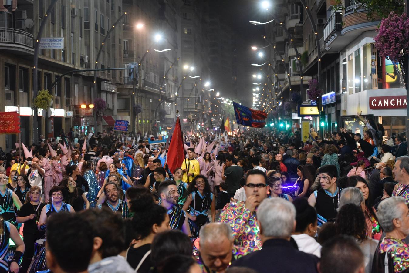 La previa a la lectura del Testamento de la Sardina vino marcada por un desfile en el que participaron una treintena de grupos de teatro de animación y una decena de carrozas que partieron de la avenida Gutiérrez Mellado hasta llegar a La Glorieta