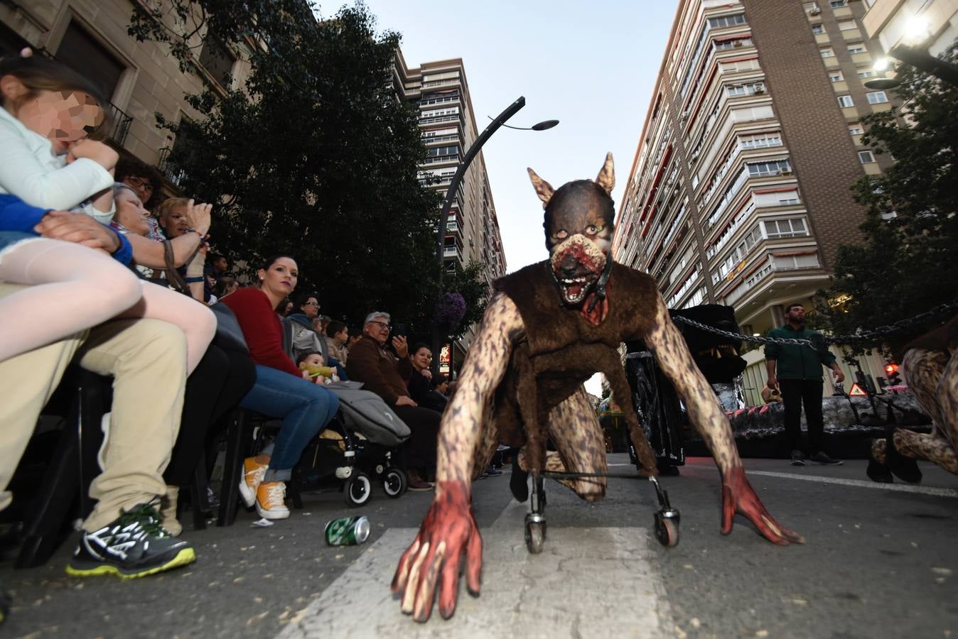 La previa a la lectura del Testamento de la Sardina vino marcada por un desfile en el que participaron una treintena de grupos de teatro de animación y una decena de carrozas que partieron de la avenida Gutiérrez Mellado hasta llegar a La Glorieta