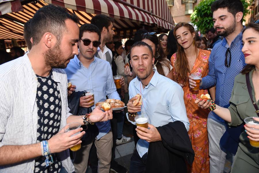 Los murcianos aprovechan el buen tiempo para abarrotar las plazas y las calles principales de la capital de la Región en las horas previas al desfile