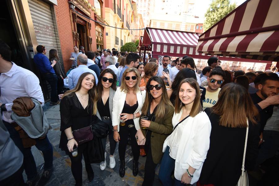 Los murcianos aprovechan el buen tiempo para abarrotar las plazas y las calles principales de la capital de la Región en las horas previas al desfile