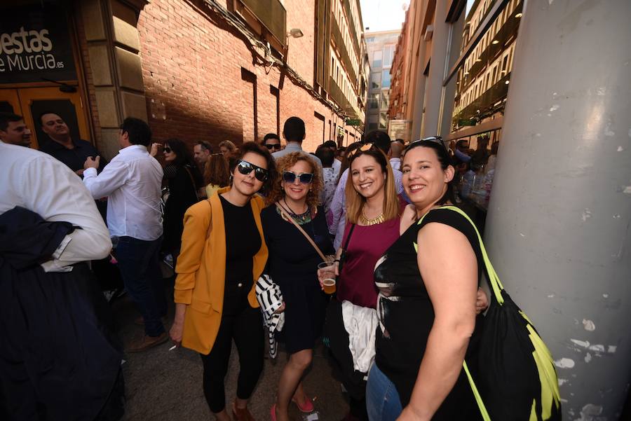 Los murcianos aprovechan el buen tiempo para abarrotar las plazas y las calles principales de la capital de la Región en las horas previas al desfile