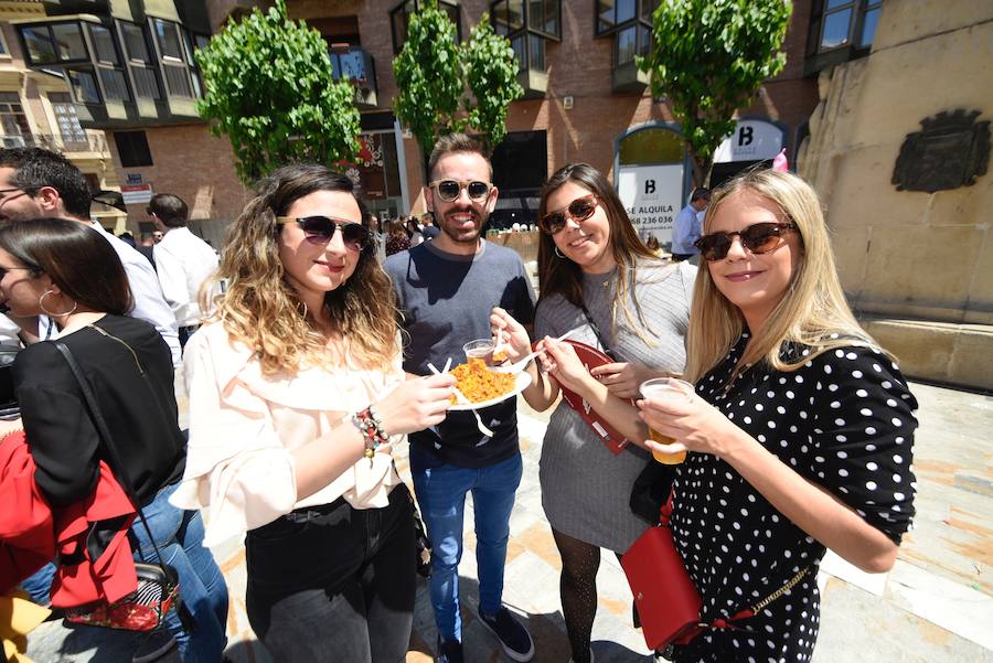 Los murcianos aprovechan el buen tiempo para abarrotar las plazas y las calles principales de la capital de la Región en las horas previas al desfile