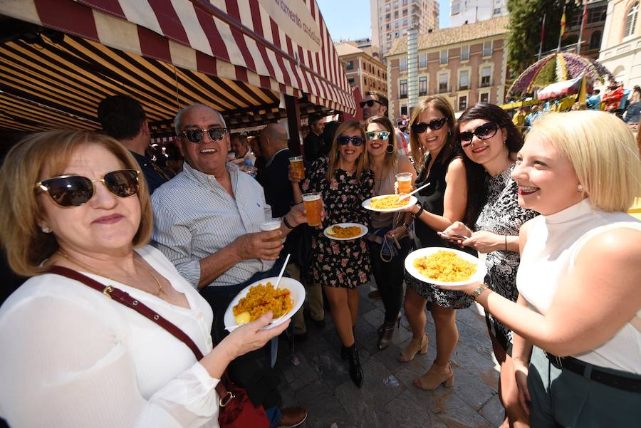 Los murcianos aprovechan el buen tiempo para abarrotar las plazas y las calles principales de la capital de la Región en las horas previas al desfile